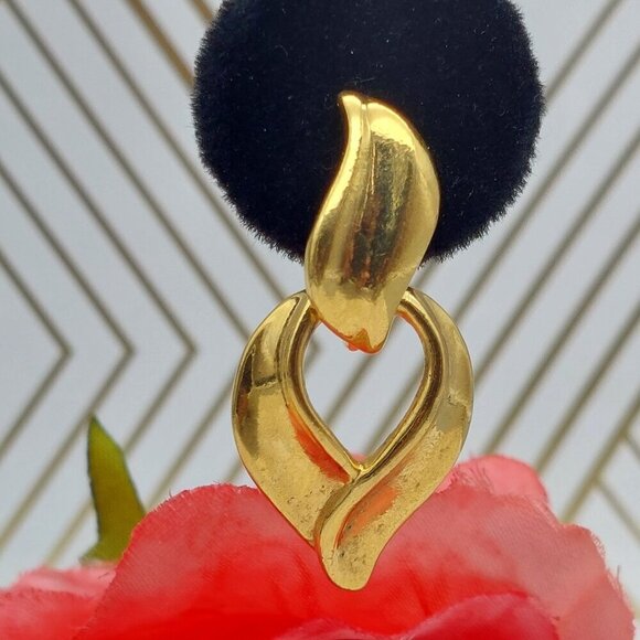 Avon Door Knocker Gold Tone Dangle Clip On Earrings Dangle Drop 1.5" - Picture 6 of 12